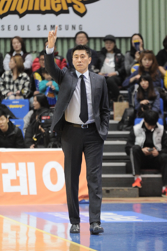 1일 잠실 실내체육관에서 열린 서울 삼성과 원주 동부와의 경기에서 삼성 이상민 감독이 작전지시를 내리고 있다. 사진=KBL 제공